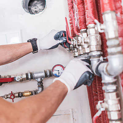 Asentaja asentamassa putkia